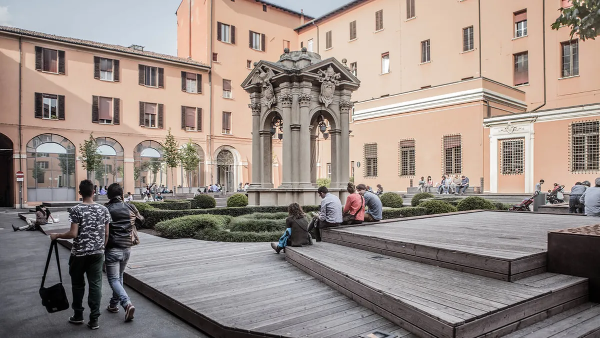 Bologna University District Walk: History & Charm