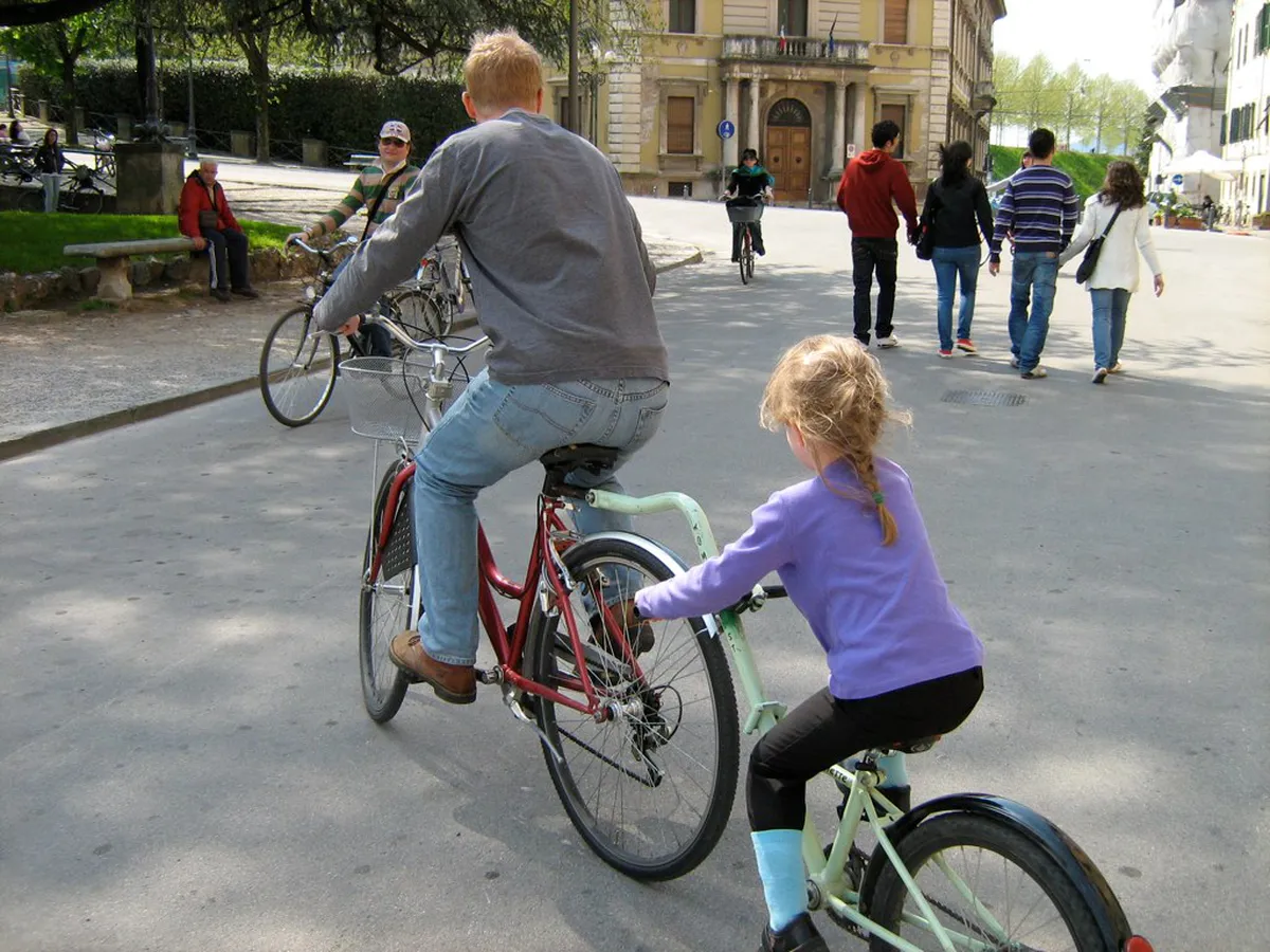 Lucca Cycling vs Walking Paths: Your 2025 Travel Guide