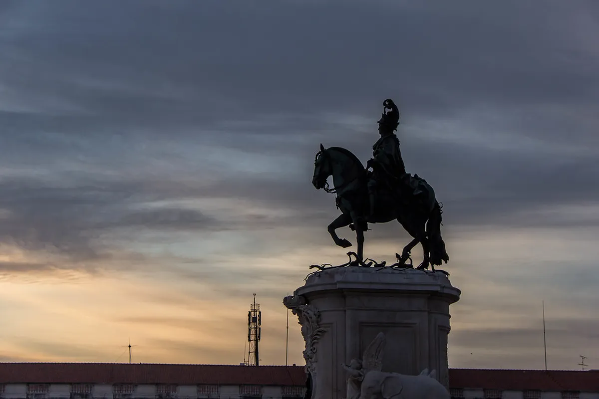 Walking Between Lisbon Viewpoints at Night Guide