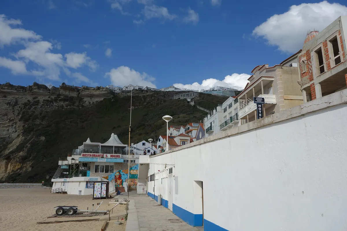 Nazaré Beachfront Promenade Stroll Guide