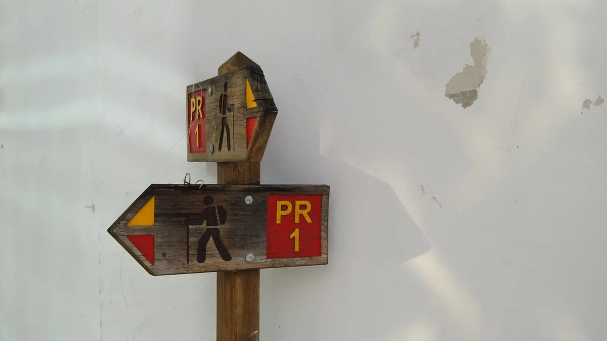 Walking from Nazaré beach to Sítio village trail