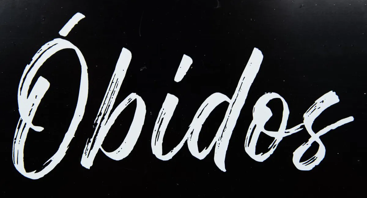 Are the Óbidos Castle Walls Open at Night?