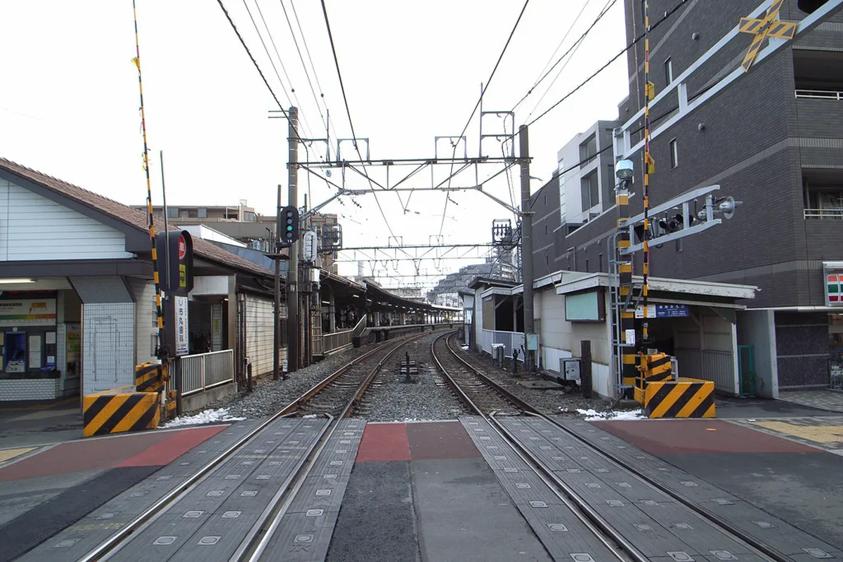 Walking from Pinhão Bridge to the Main Pier Guide
