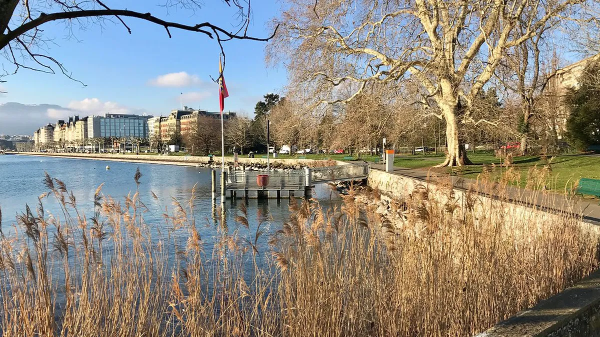 Lake Geneva Promenade Walking Guide: Best Views