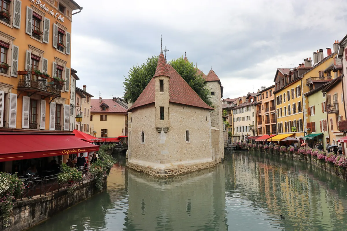 Rhone River Bank Strolls Geneva: A Complete 2026 Guide