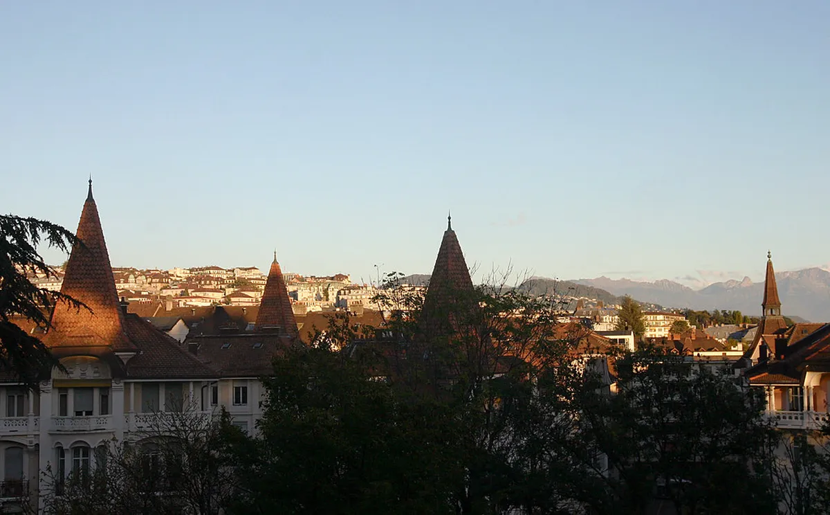 Crêt de Montriond Walking Path Guide: Lausanne Views